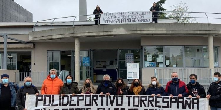 CGT participa en el encierro en el polideportivo Torrespaña para impedir que el consistorio madrileño lo privatice